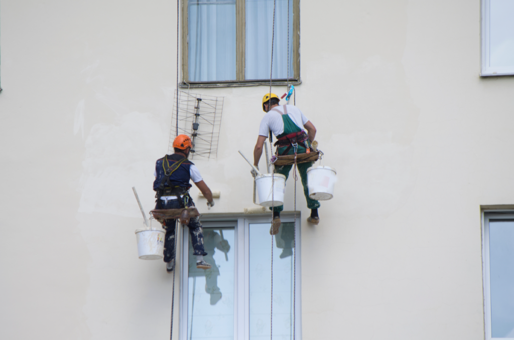 Quelles compétences sont nécessaires pour rejoindre une entreprise de peinture de façades ?